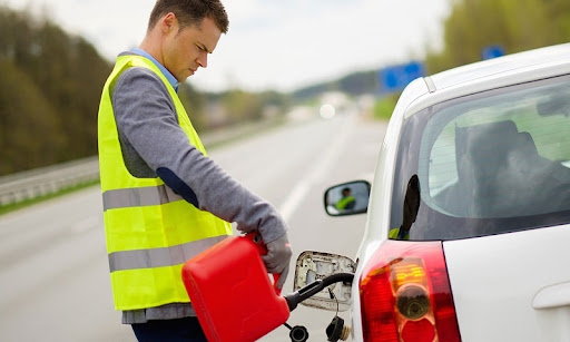 امداد خودرو هنگام تمام شدن بنزین در جاده چه میکند؟