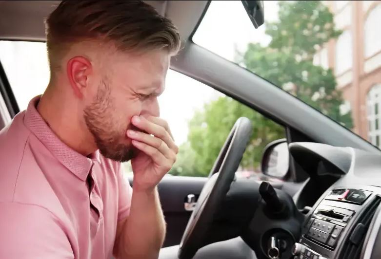 ۷ دلیل رایج بوی بنزین در داخل کابین خودرو و روش‌های رفع آن